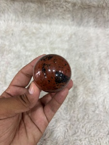 Sphère d'obsidienne acajou avec de riches motifs brun chocolat et noirs, texture de verre volcanique brillante, forme arrondie - Product Image 3