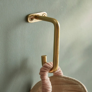 Gancho de pared minimalista de latón martillado, gancho metálico de un solo gancho con acabado dorado para ropa - Product Image 1