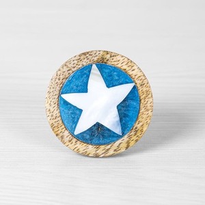 Tiradores y pomos modernos de resina hechos a mano para puertas de armarios y cajones - Product Image 1