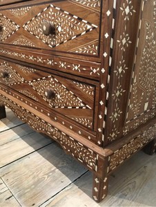 Cajón de Estilo Antiguo con Incrustaciones de Hueso, Cajón Lateral de Madera Hecho a Mano, Disponible al Mejor Precio - Product Image 3