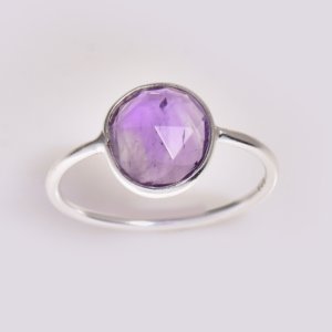 Bague en améthyste naturelle faite à la main en argent sterling 925, bague délicate à facettes avec pierre précieuse, bijoux minimalistes élégants pour femmes, cadeau pour elle - Product Image 1