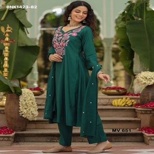 Conjunto de Kurti-Pantalón y Dupatta Verde de Rayón Viscosa de Alta Calidad con Bordado Multihilo, Listo para Usar, Proveedor Indio - Product Image 1