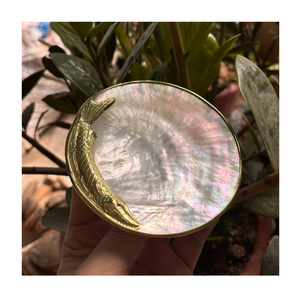 Plato de Nácar Natural Color Blanco con Detalles en Plata y Oro, Vajilla Decorativa de Lujo Hecha a Mano para Bodas y Fiestas - Product Image 3