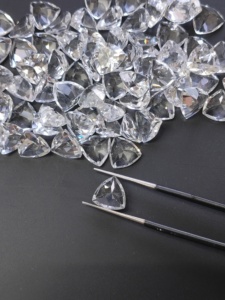Topacio blanco natural de 10 mm con corte trillón, gema suelta de la mejor calidad para la fabricación de joyas - Product Image 3