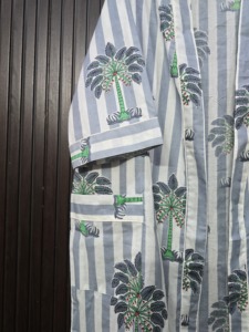 Robe de chambre décontractée pour femme, gris et blanc, à rayures et imprimé floral, col en V, longueur totale, manches trois quarts, 100 % coton tissé, idéale pour l'été - Product Image 5