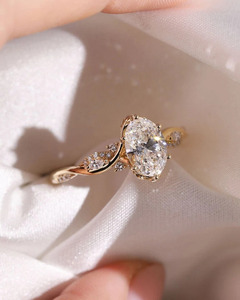 Anillo de Compromiso de Lujo para Mujer con Diamante Ovalado de 4.50Ct Creado en Laboratorio, Chapado en Oro Amarillo de 14K, para Boda y Aniversario - Product Image 1