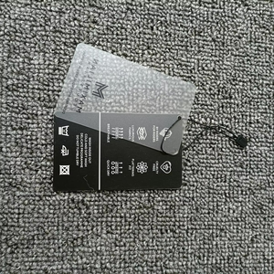Etiquetas colgantes de papel grueso personalizadas para ropa, bolsa de plástico con logotipo de marca propia, etiquetas colgantes personalizadas para prendas - Product Image 1