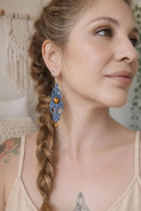 Pendientes colgantes de macramé hechos a mano con ojo de tigre, cordón azul, piedra preciosa natural, joyería artesanal bohemia - Product Image 3