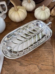 Plat de service en métal finition argentée, idéal pour la présentation de fruits, utilisé comme pièce décorative pour la décoration intérieure, provenant d'Inde. - Product Image 2