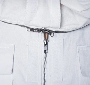 Veste de protection pour apiculteur avec voile en maille amovible, respirante, coupe ample, en polyester et coton blanc, coutures surjetées - Product Image 6