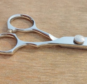 Ciseaux de barbier professionnels résistants à l'eau et au vent, vente en gros, coupe de cheveux, détails fonctionnels inclus. - Product Image 4