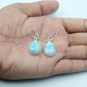 ต่างหูห้อยทรงหยดน้ำทำมือจากพลอยลาริมาร์ธรรมชาติ เงินแท้ 925 สีฟ้าสดใส ต่างหูทรงหยดน้ำประดับพลอยลาริมาร์แบบคาโบชองจากโดมินิกัน - Product Image 4