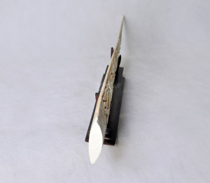 Listo para la venta: Adorno artesanal de marfil con talla de dragón y forma de pico de pez espada, hecho a mano, para exhibición en sala de estar u oficina. - Product Image 3