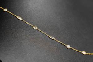 สร้อยคอ Natural Diamond Station ประดับเพชรทรง Brilliant-Cut ตัวเรือนทองคำแท้ 18K สีเหลือง จากแบรนด์ The Yard Luxury Chain - Product Image 5