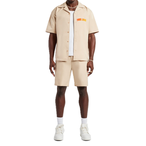Ensemble court 2 pièces beige pour homme avec logo personnalisé, chemise à manches courtes boutonnée et short, tenue décontractée d'été style streetwear, nouveau design - Product Image 3