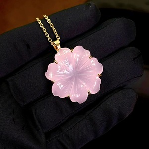 จี้ดอกไม้แคลเซโดนีสีชมพูธรรมชาติแกะสลักด้วยมือ จี้คริสตัลรูปดอกไม้ สร้อยคอประดับอัญมณีสำหรับผู้หญิง ขายส่ง - Product Image 5