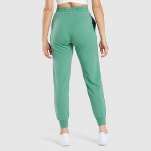 Pantalones deportivos de mujer al por mayor, personalizados, de cintura alta, de forro polar, estilo casual cargo, para invierno, con logo de encaje y patchwork de 2 colores - Product Image 3