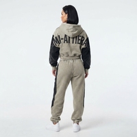 Ensemble de survêtement deux pièces pour femme : sweat à capuche court zippé avec broderies vintage et empiècements contrastants, et pantalon de survêtement large