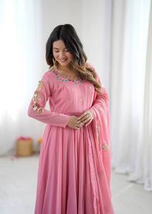Lanzamiento del nuevo diseño de moda: Vestido, pantalón y dupatta de georgette sintético con bordado de lentejuelas, listo para usar. - Product Image 4