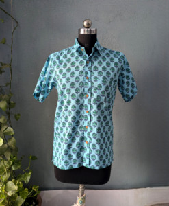 เสื้อเชิ้ตแขนสั้นพิมพ์ลายลำลองสำหรับผู้ชาย สีฟ้าอมเขียว ปกคอพับ ผ้าฝ้าย 100% ระบายอากาศได้ดี เหมาะสำหรับฤดูร้อน - Product Image 3