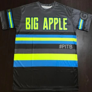 เสื้อพิคเคิลบอลผู้ชาย Big Apple แบบซับลิเมชั่น คอกลม แขนสั้น ระบายเหงื่อได้ดี ลายทาง ทรงแอธเลติก ผลิตจากโพลีเอสเตอร์ 100% - Product Image 2