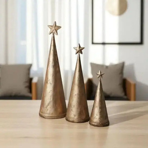 Juego de figuras rústicas de árboles de Navidad en forma de cono dorado con estrellas en la parte superior para una decoración y exhibición elegantes y festivas en la mesa. - Product Image 1