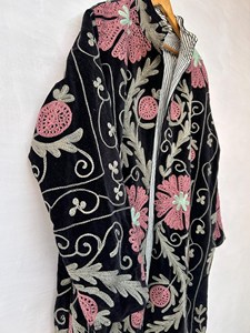 Chaqueta larga bohemia de terciopelo negro bordado con diseño floral rosa, manga larga, ropa de abrigo de invierno para mujer - Product Image 3