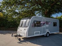 Camping-cars 4 places, caravane de tourisme à essieu simple, caravane de luxe avec lit îlot fixe, salle de bain centrale, caravane familiale pour le camping
