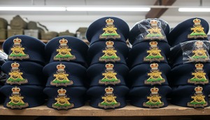 Insignias Ecológicas Bordadas en 3D Hechas a Mano de Primera Calidad con Diseño de Corona y Cañón, Tela Melton Duradera para Uniformes y Blazers - Product Image 3