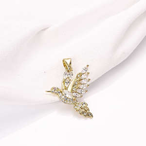 Collier de luxe pour femme en argent sterling plaqué or avec pendentif oiseau en diamant de laboratoire, plume marquise, personnalisé et raffiné - Product Image 1