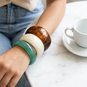 Pulseras Modernas de Resina Epoxi con Diseño de Ángel, Tres Tonos Brillantes, Joyería de Moda para Mujer, Venta al por Mayor en India - Product Image 1