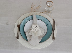 Elegante anillo para servilletas de macramé blanco, ideal para cafeterías, restaurantes y arreglos de mesa modernos, tejido a mano en India. - Product Image 6