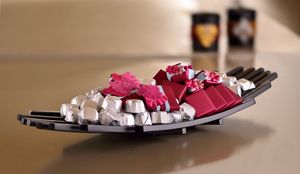 ถาดขนมรูปวงรีลายทองหรูหรา พร้อมมินิเค้กและช็อกโกแลตหลากหลายชนิด สำหรับเสิร์ฟในงานเลี้ยงน้ำชาสุดหรู - Product Image 3