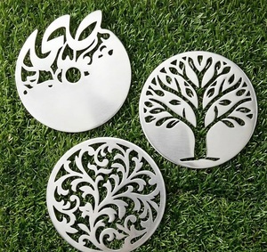 Ensemble de sous-verres en acier inoxydable avec support en bois de noyer, design floral découpé au laser, sous-verres ronds - Product Image 4