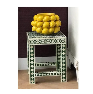 Tabouret chic à plateau rond incrusté d'os, avec bords à motifs noirs et trois pieds métalliques fins, disponible à prix de gros. - Product Image 3