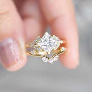 Anillo de Doble Banda con Diamantes de Corte Princesa de 2.00CT, Cultivados en Laboratorio, Oro Amarillo de 14K para Mujer, Regalo de Propuesta Elegante - Product Image 1