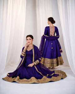 Ensemble Anarkali de créateur avec pantalon et dupatta en soie lourde brodée de sequins, résistant au rétrécissement, pour l'exportation en gros - Product Image 3