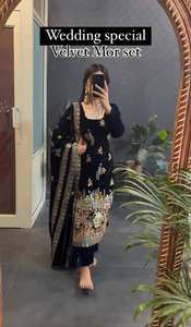 Traje exclusivo de diseñador en tela georgette, top y pantalón con dupatta con bordado de lentejuelas y trabajo de corte. - Product Image 4