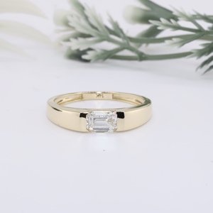Bague pour homme en or jaune de qualité supérieure avec diamant de laboratoire taille émeraude, sertissage clos classique, alliance de mariage, joaillerie fine - Product Image 1