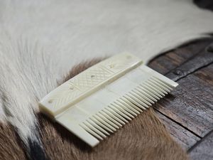 Peigne en os de buffle idéal pour hommes et femmes, offrant un lissage en douceur sans électrostatique ni casse par Curio Craft - Product Image 1