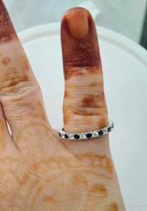 Bague minimaliste en argent plaqué or R Creation avec saphir bleu délicat, sertie de pierres blanches, pour un usage quotidien - Product Image 4