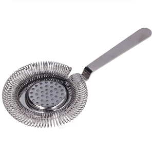 Colador de cócteles clásico de acero plateado con resorte firme, ideal para coctelería profesional. Disponible a precio de mayorista. - Product Image 1