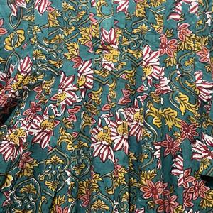 เดรสผ้าฝ้ายสีเขียวทรงสวยสำหรับผู้หญิง คอวี แขนยาวทรงกระดิ่ง แต่งลายชาติพันธุ์ เอวเข้ารูป ดีไซน์เนอร์คุรติ - Product Image 2