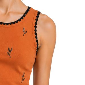 Camiseta sin mangas acanalada para mujer, color naranja quemado y negro, bordada, informal, de verano, ajustada, de algodón elástico, personalizada, OEM. - Product Image 4
