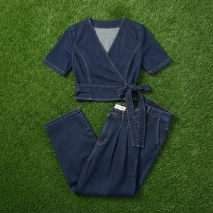 Conjunto de dos piezas de mezclilla para mujer: top cruzado de manga corta y jeans de pierna ancha con lazo en la cintura, atuendo casual y moderno. - Product Image 5