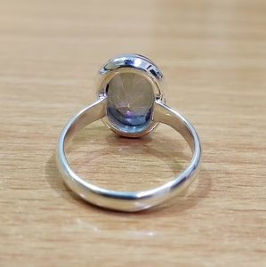 Anillo Minimalista de Topacio Místico con Corte Ovalado en Plata de Ley, Joyería Unisex para Uso Diario - Product Image 4