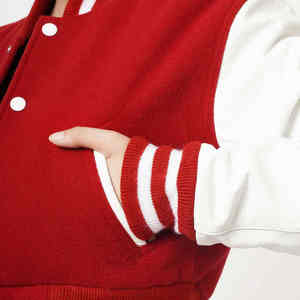 Veste varsity décontractée pour femme avec poignets et ourlet, offrant confort, chaleur et un style sportif intemporel pour les tenues de tous les jours. - Product Image 3