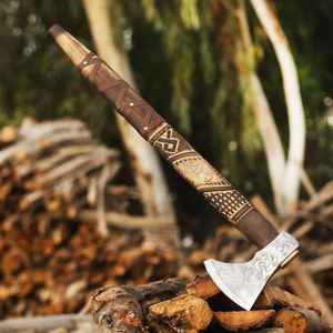 ขวานเหล็กกล้าคาร์บอนตีขึ้นรูปด้วยมือคุณภาพสูง พร้อมปลอกหนัง ขวานที่สมบูรณ์แบบสำหรับการตั้งแคมป์และการล่าสัตว์ ของขวัญพร้อมปลอก - Product Image 6