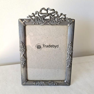 กรอบรูปโลหะหรูหรา ดีไซน์เนอร์ ตกแต่งโต๊ะ โดย Tradebyd - Product Image 2