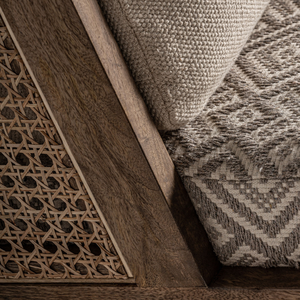Fauteuil rustique de luxe en teck massif avec cadre en rotin et coussin moelleux, élégant pour l'intérieur résidentiel - Product Image 6
